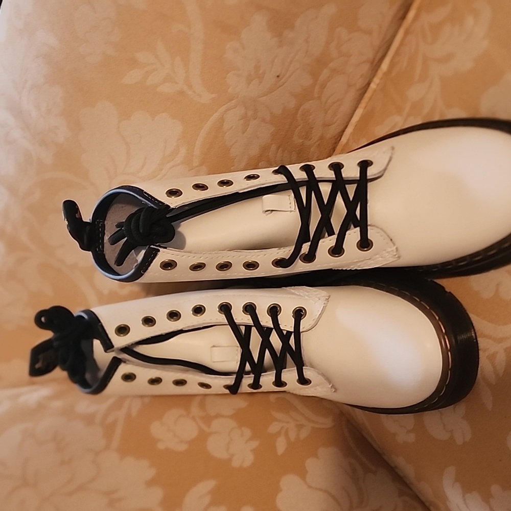 Womans Dr. Airwait Martens NWOT - Picture 13 of 13